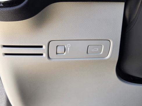 Used 2019 Volvo XC40 T4 Inscription image 32