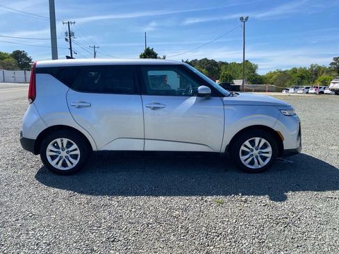 Used 2021 Kia Soul LX image 2