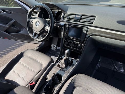 Used 2018 Volkswagen Passat 2.0T SE w/ SE Lighting Package image 16