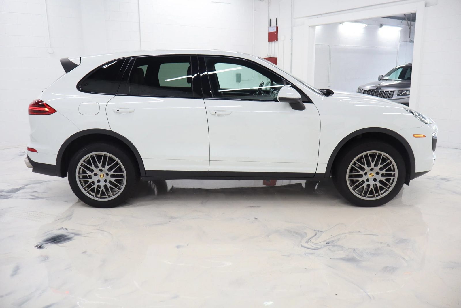 Used 2018 Porsche Cayenne AWD/4WD image 10
