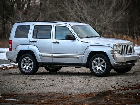 Used 2012 Jeep Liberty Sport image 4