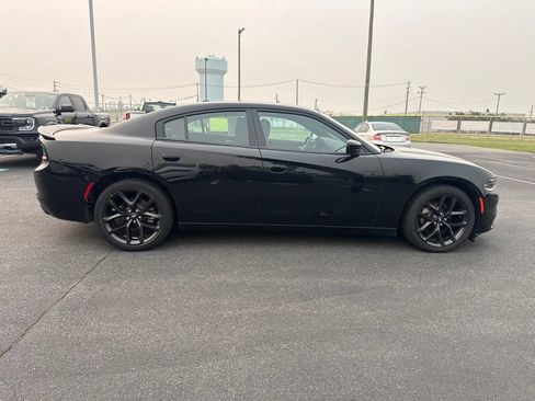 Used 2022 Dodge Charger SXT w/ Blacktop Package RWD image 4