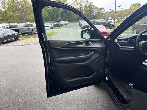 New 2025 Jeep Grand Cherokee Altitude image 15