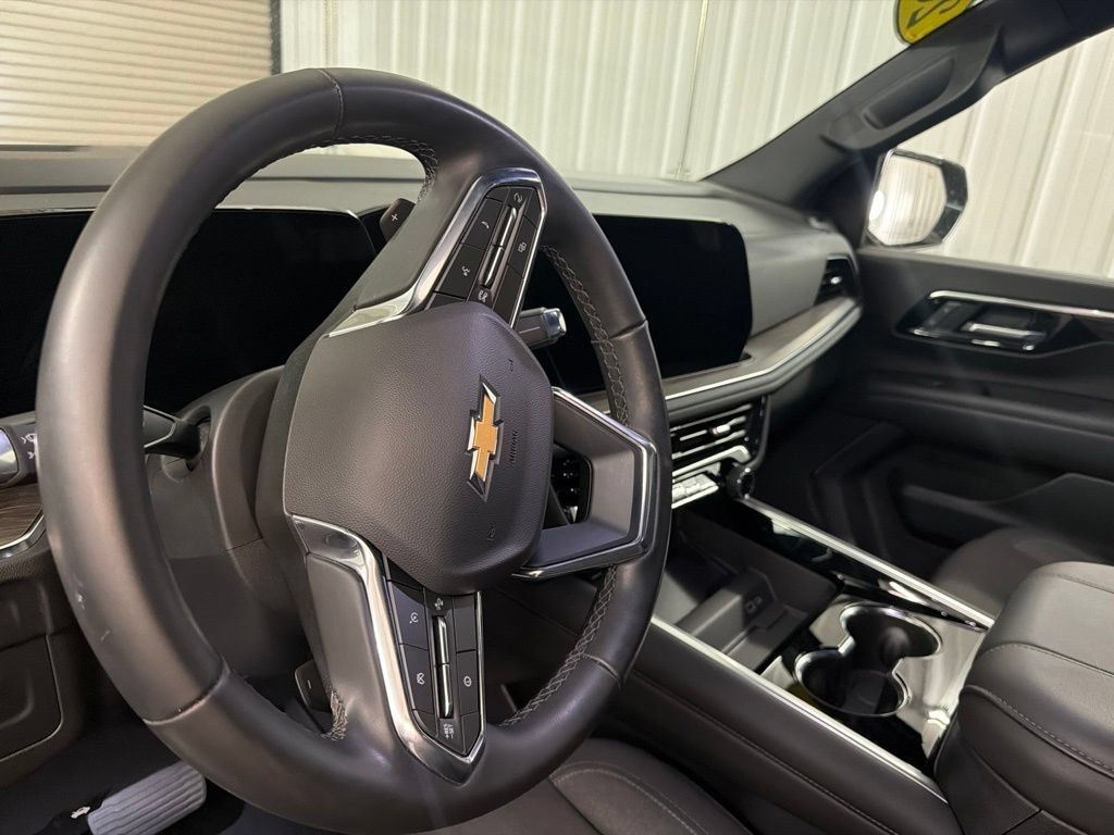 Used 2025 Chevrolet Suburban LS RWD image 12