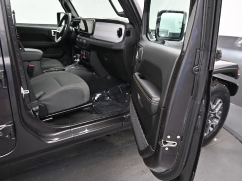 Used 2025 Jeep Wrangler Unlimited Sahara AWD/4WD image 13