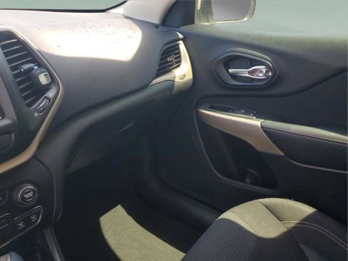 Used 2017 Jeep Cherokee Latitude FWD image 21