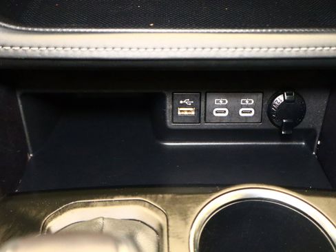 Used 2024 Toyota Highlander LE image 28