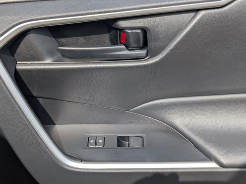 Used 2022 Toyota RAV4 LE FWD image 21