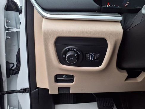 Used 2024 Jeep Grand Cherokee Limited image 22