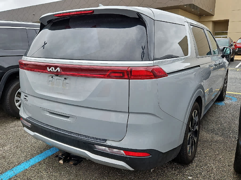 Used 2023 Kia Carnival EX FWD image 3