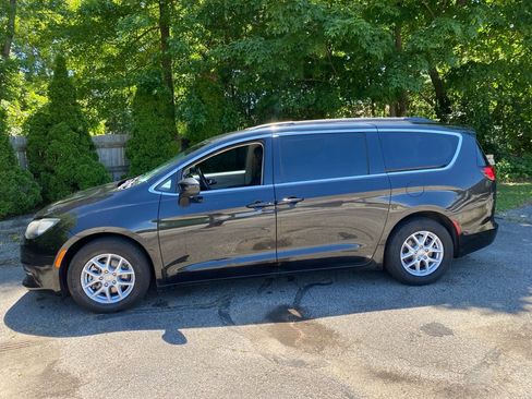 Used 2020 Chrysler Voyager Lxi FWD image 2
