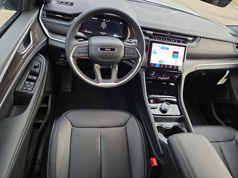 New 2025 Jeep Grand Cherokee L Limited w/ Trailer Tow Package image 8