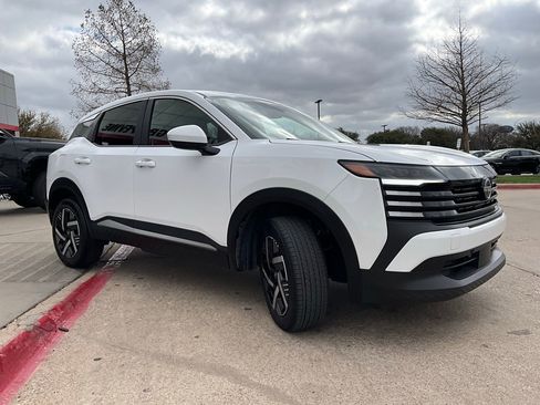 Used 2025 Nissan Kicks SV image 4