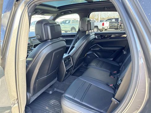 Used 2019 Porsche Cayenne Base image 27