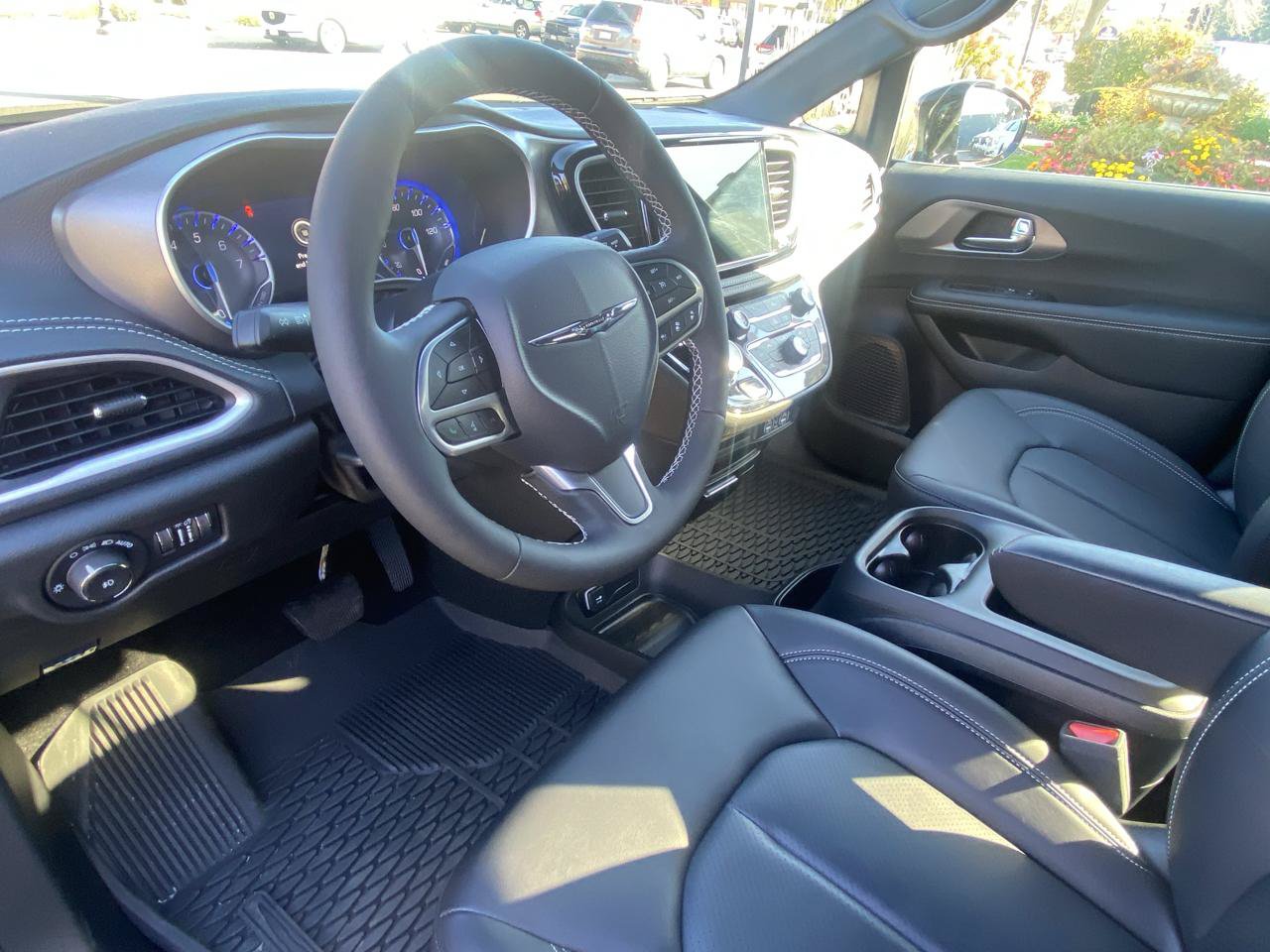 Used 2025 Chrysler Pacifica Select AWD/4WD image 8