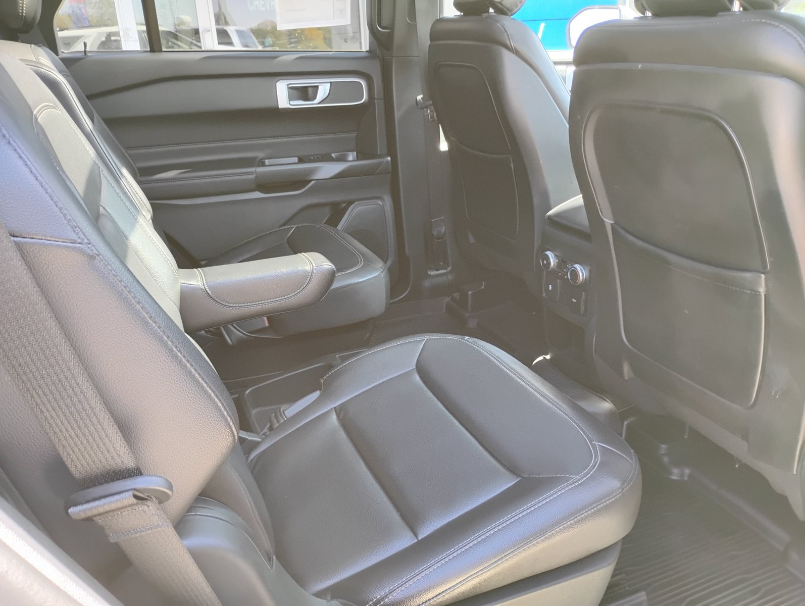 Used 2020 Ford Explorer XLT w/ Equipment Group 202A AWD/4WD image 27