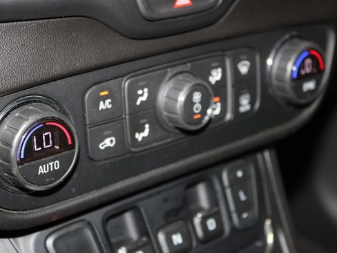 Used 2018 GMC Terrain SLE w/ Driver Convenience Package FWD image 39