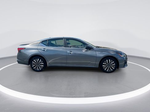 Used 2025 Nissan Altima 2.5 SV FWD image 10
