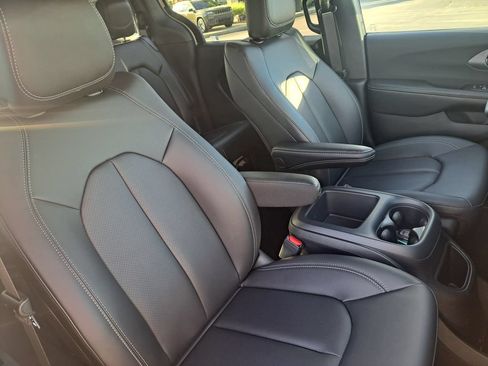 New 2026 Chrysler Pacifica Select FWD image 32