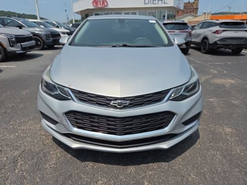 Used 2017 Chevrolet Cruze LT w/ Convenience Package FWD image 2