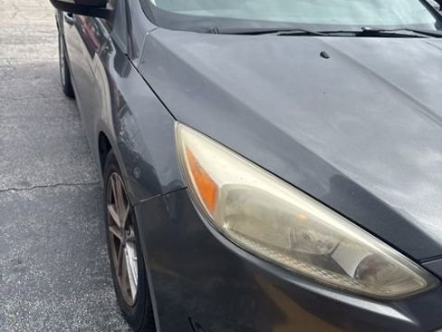 Used 2017 Ford Focus SE image 2