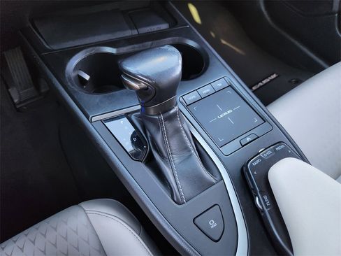 Used 2019 Lexus UX 200 image 19