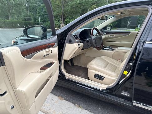Used 2014 Lexus LS 460 w/ Comfort Package RWD image 12
