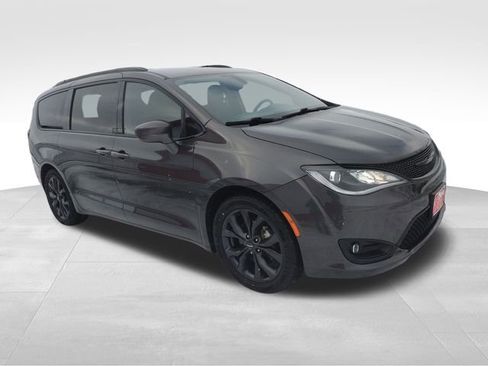 Used 2018 Chrysler Pacifica Touring Plus w/ S Appearance Package image 9