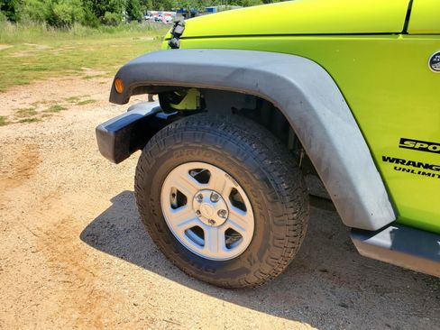 Used 2016 Jeep Wrangler Unlimited Sport w/ Connectivity Group AWD/4WD image 4