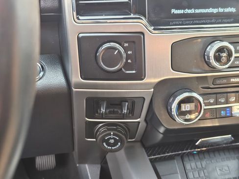 Certified 2022 Ford F450 Platinum w/ FX4 Off-Road Package image 31