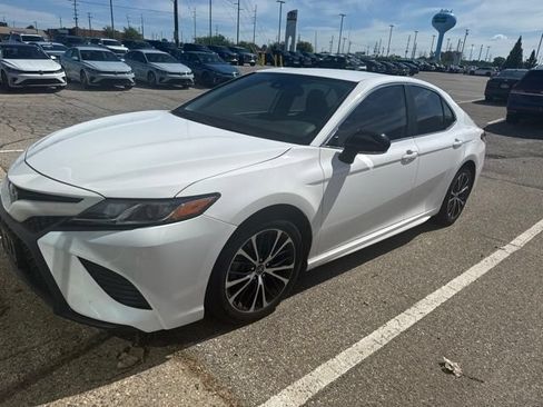Used 2020 Toyota Camry SE w/ Convenience Package FWD image 9