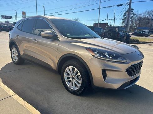 Certified 2020 Ford Escape SE image 3