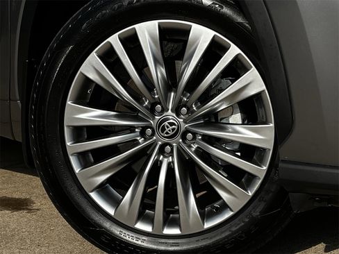 Used 2025 Toyota Highlander Platinum image 30