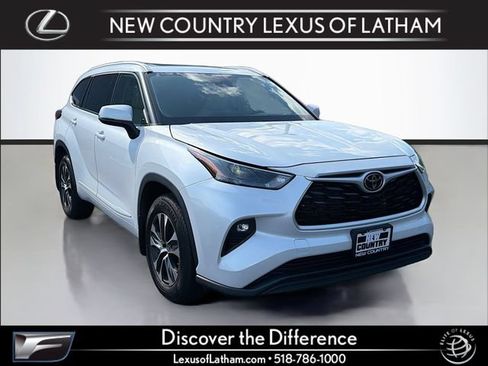 Used 2022 Toyota Highlander XLE AWD/4WD image 1