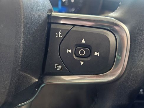 Certified 2025 Volvo XC40 B5 Plus AWD/4WD image 21