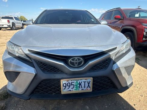 Used 2018 Toyota Camry SE FWD image 2