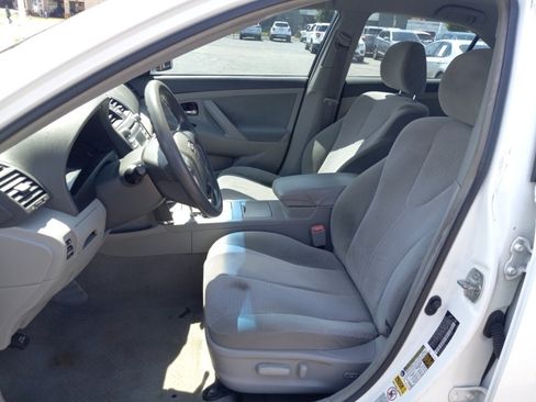 Used 2010 Toyota Camry LE FWD image 5