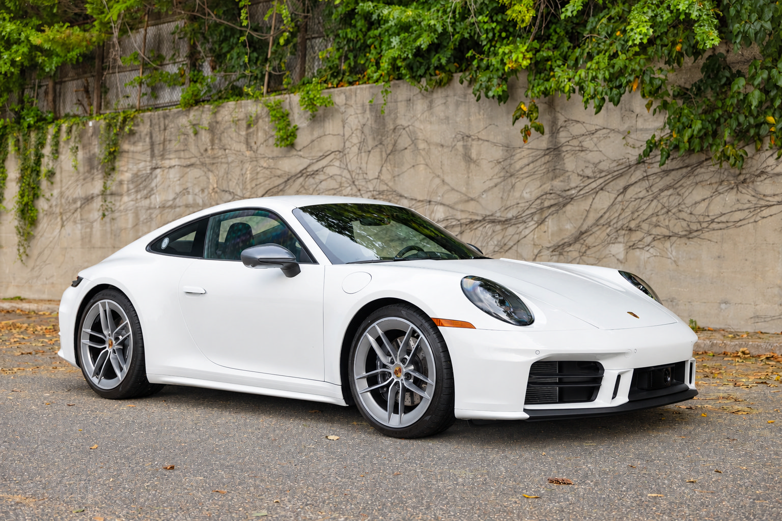 Used 2025 Porsche 911 Carrera RWD image 3