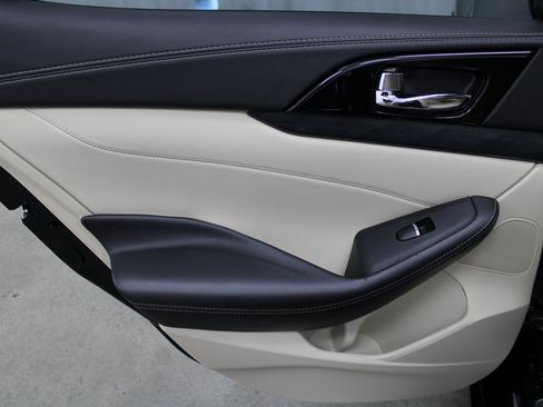 Used 2020 Nissan Maxima Platinum image 19