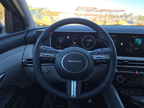 Used 2025 Hyundai Tucson SEL AWD/4WD image 14