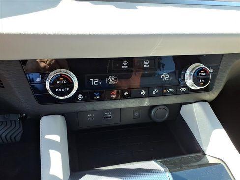 New 2025 Mitsubishi Outlander SEL image 24