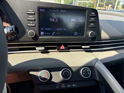 Used 2022 Hyundai Elantra SE w/ Preferred Accessory Package FWD image 10