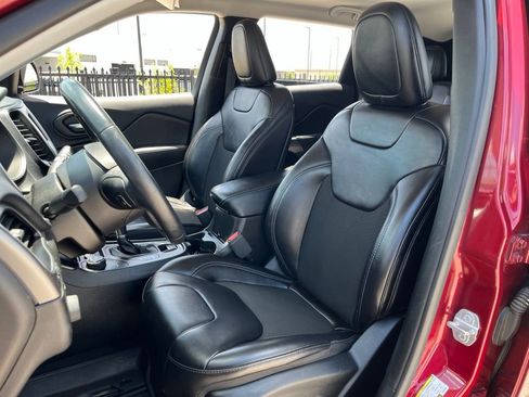 Used 2019 Jeep Cherokee Latitude Plus AWD/4WD image 25