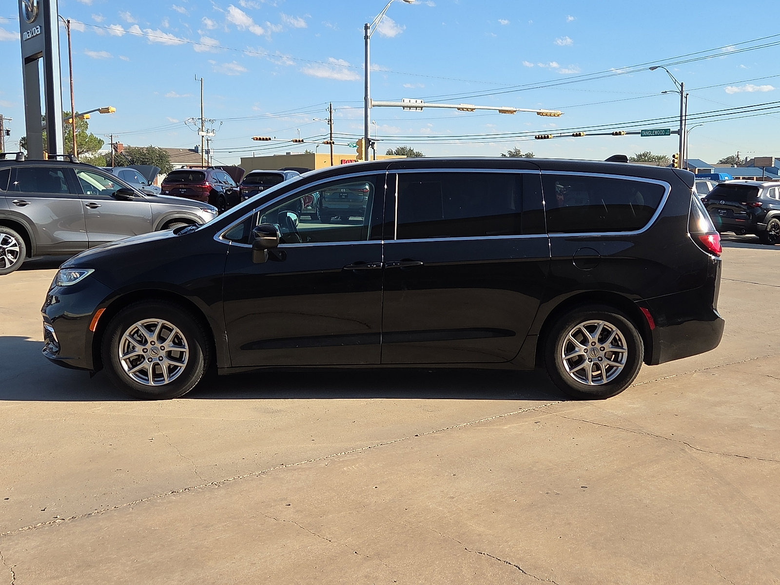 Used 2023 Chrysler Pacifica Touring-L FWD image 3