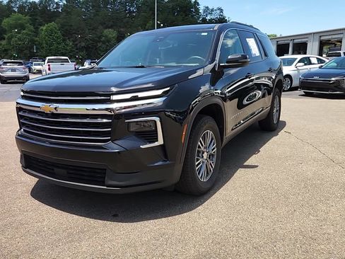 Used 2025 Chevrolet Traverse LT FWD image 2