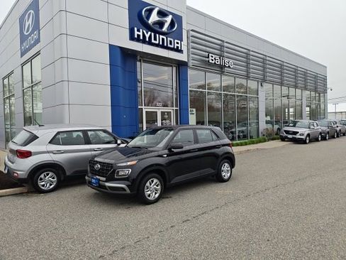 Certified 2026 Hyundai Venue SE FWD image 3