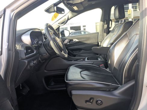 Used 2023 Chrysler Pacifica Limited w/ Uconnect Theater Family Group image 17