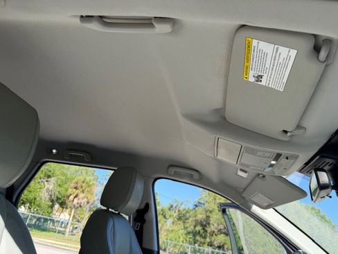 Used 2017 Land Rover Discovery Sport SE image 18