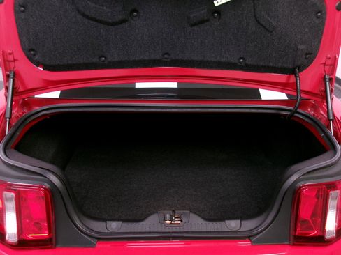 Used 2010 Ford Mustang GT image 9