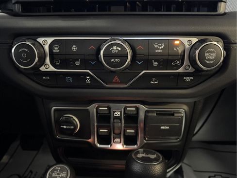 Used 2025 Jeep Wrangler Unlimited Sahara AWD/4WD image 23